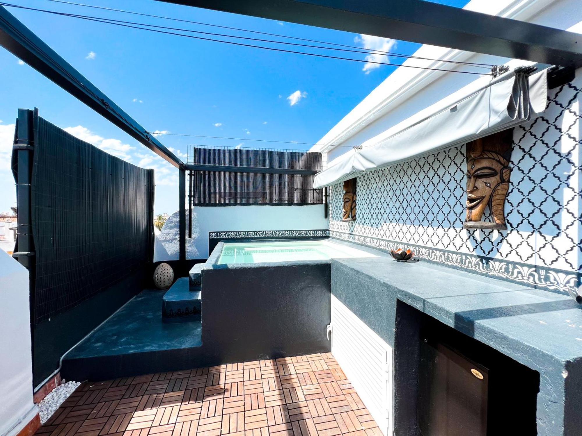 Townhouse With Arabic Pool And Close To The In Estepona